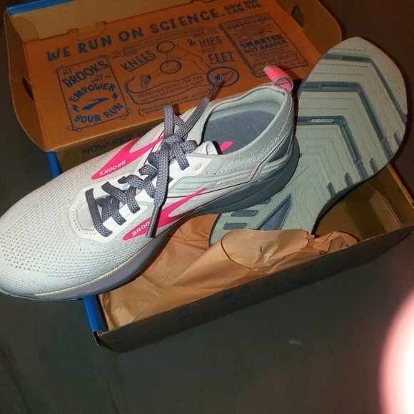 Brooks size 7 1/2 brand new in box - Picture 2 of 3